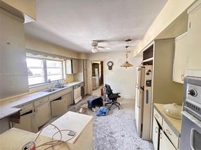 102 SW 1st Ave, Hallandale Beach FL 33009