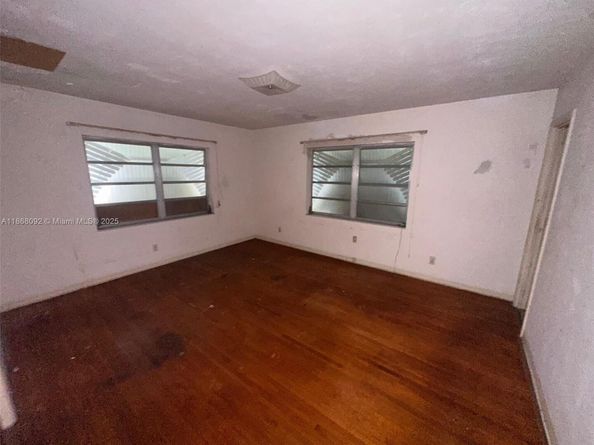 102 SW 1st Ave, Hallandale Beach FL 33009