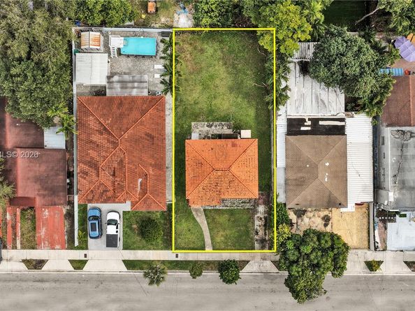 831 NW 21st Ct, Miami FL 33125