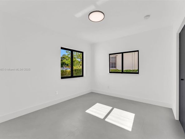 889 NW 102nd St, Miami FL 33150