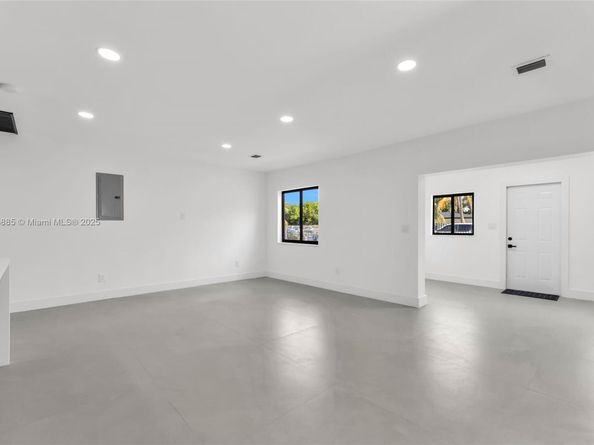 889 NW 102nd St, Miami FL 33150