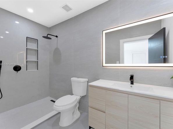 889 NW 102nd St, Miami FL 33150