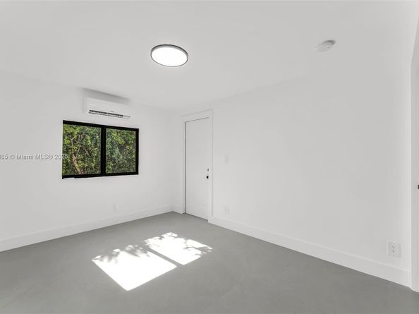 889 NW 102nd St, Miami FL 33150