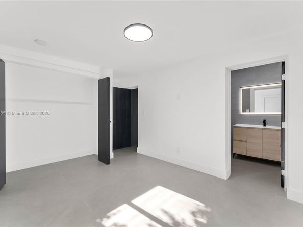 889 NW 102nd St, Miami FL 33150