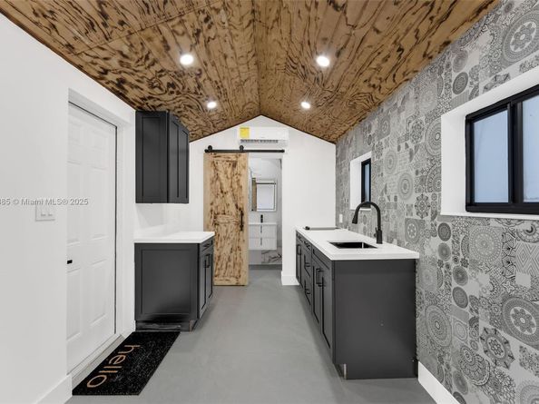 889 NW 102nd St, Miami FL 33150