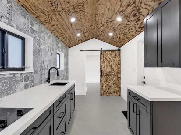 889 NW 102nd St, Miami FL 33150