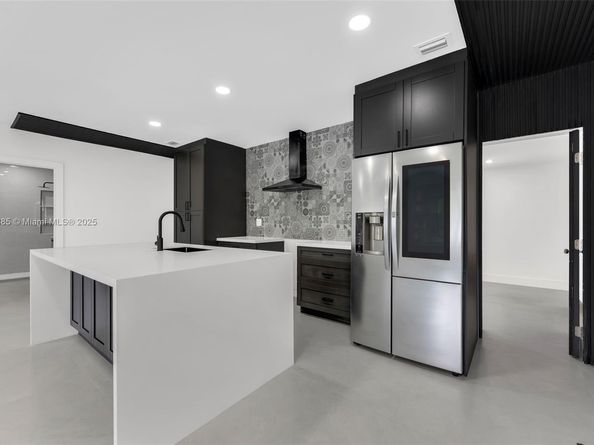 889 NW 102nd St, Miami FL 33150