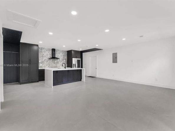 889 NW 102nd St, Miami FL 33150