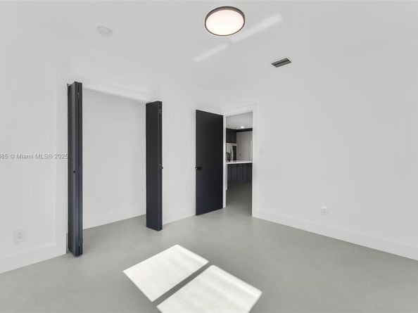 889 NW 102nd St, Miami FL 33150