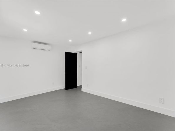 889 NW 102nd St, Miami FL 33150