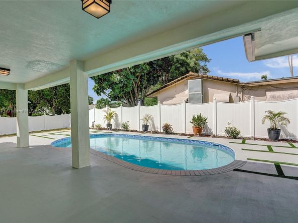 300 W Chaminade Dr, Hollywood FL 33021