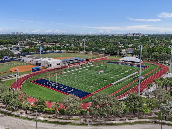 300 W Chaminade Dr, Hollywood FL 33021