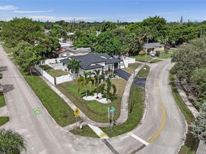 300 W Chaminade Dr, Hollywood FL 33021