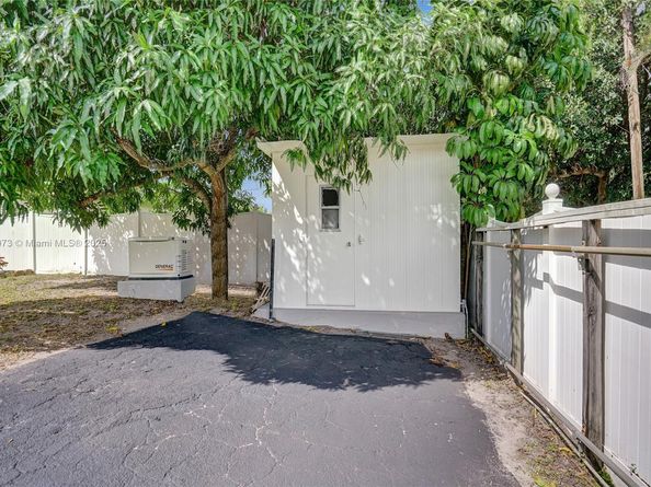300 W Chaminade Dr, Hollywood FL 33021