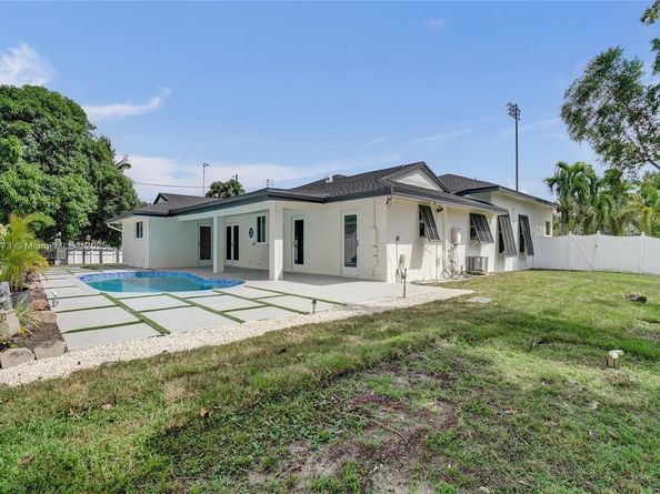 300 W Chaminade Dr, Hollywood FL 33021