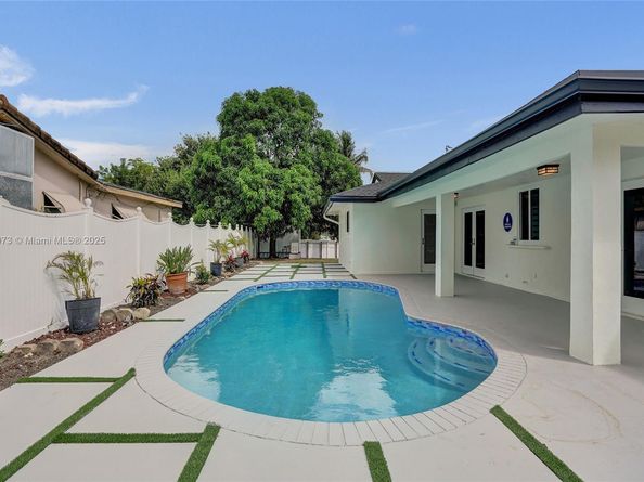 300 W Chaminade Dr, Hollywood FL 33021