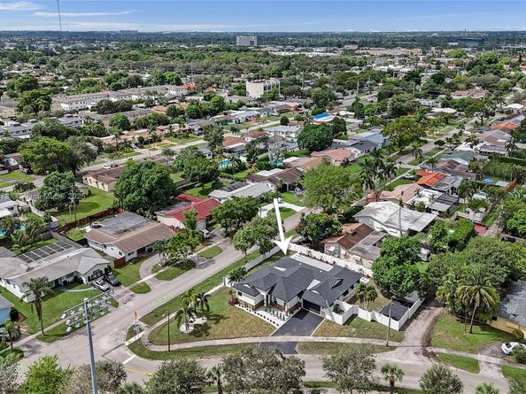 300 W Chaminade Dr, Hollywood FL 33021