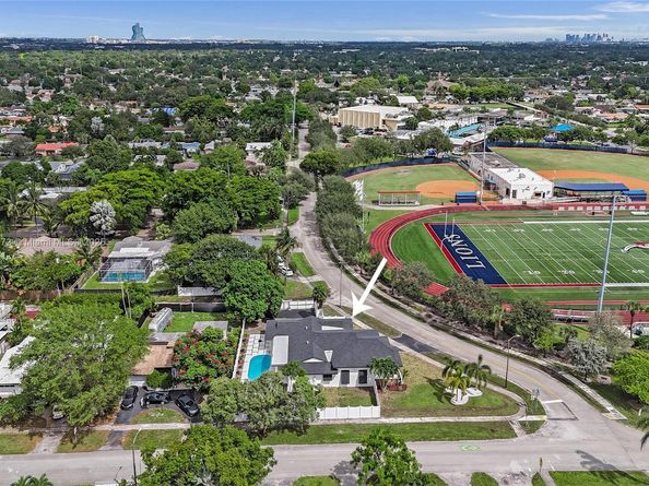 300 W Chaminade Dr, Hollywood FL 33021