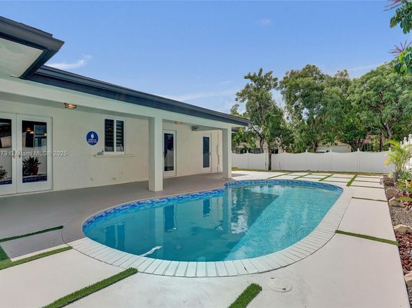 300 W Chaminade Dr, Hollywood FL 33021
