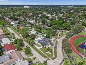 300 W Chaminade Dr, Hollywood FL 33021