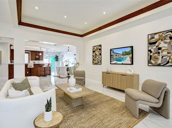 300 W Chaminade Dr, Hollywood FL 33021