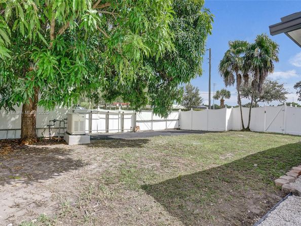 300 W Chaminade Dr, Hollywood FL 33021