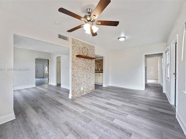 810 Ridgewood Dr, West Palm Beach FL 33405