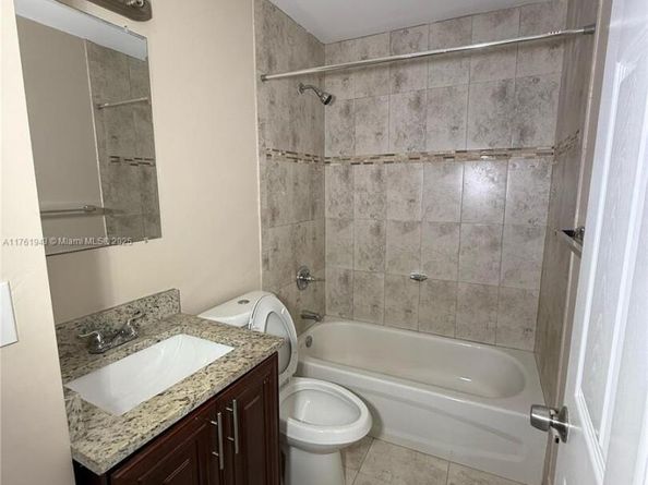 1990 NW 4th Ct 7, Miami FL 33136