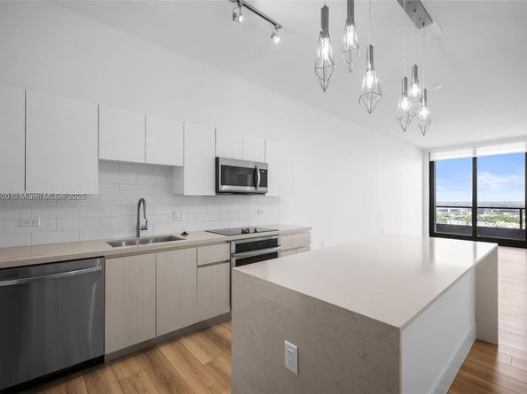 101 Diplomat Pkwy 2507, Hallandale Beach FL 33009