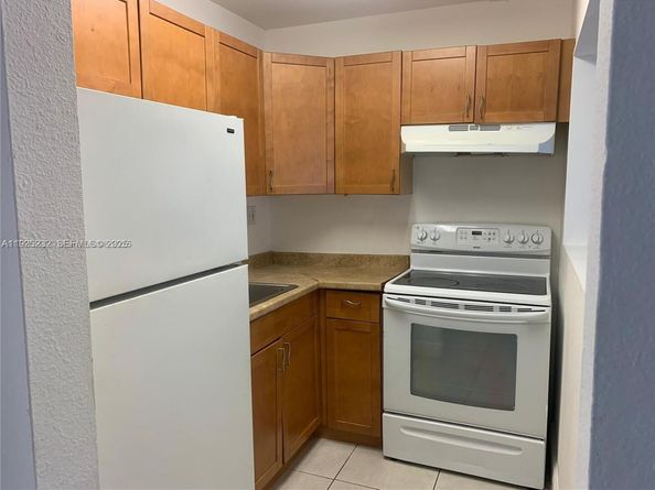 241 SE 9th Ave 106, Pompano Beach FL 33060