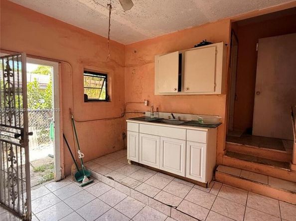 525 NW 119th St, Miami FL 33168