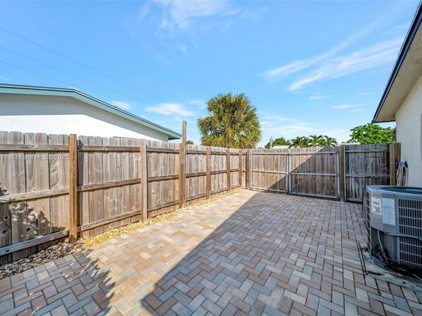 4881 NE 13th Ave, Oakland Park FL 33334