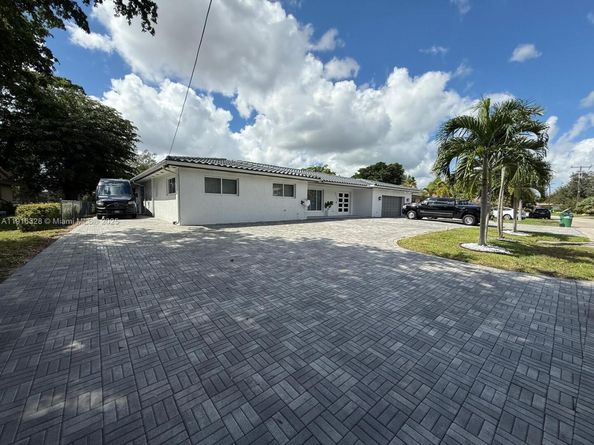 19150 S Saint Andrews Dr, Hialeah FL 33015