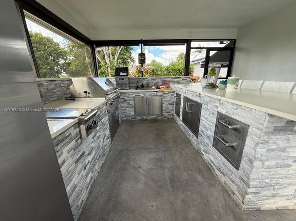 19150 S Saint Andrews Dr, Hialeah FL 33015