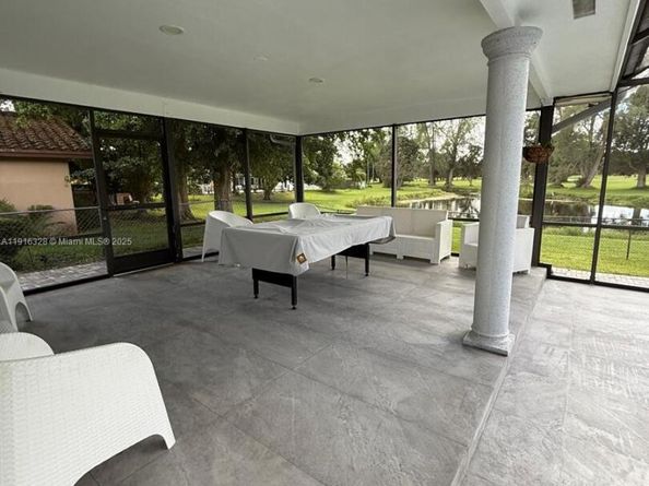 19150 S Saint Andrews Dr, Hialeah FL 33015