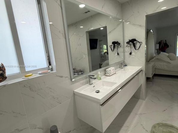 19150 S Saint Andrews Dr, Hialeah FL 33015