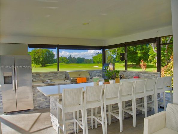 19150 S Saint Andrews Dr, Hialeah FL 33015