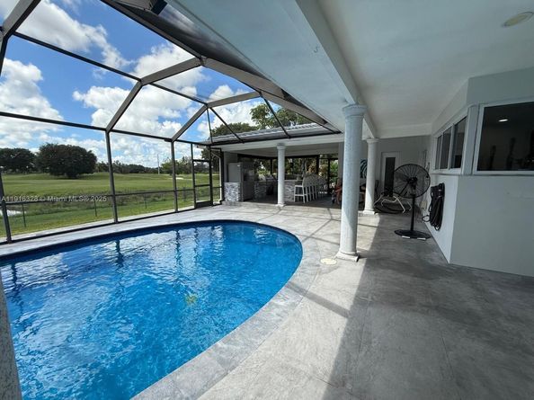 19150 S Saint Andrews Dr, Hialeah FL 33015