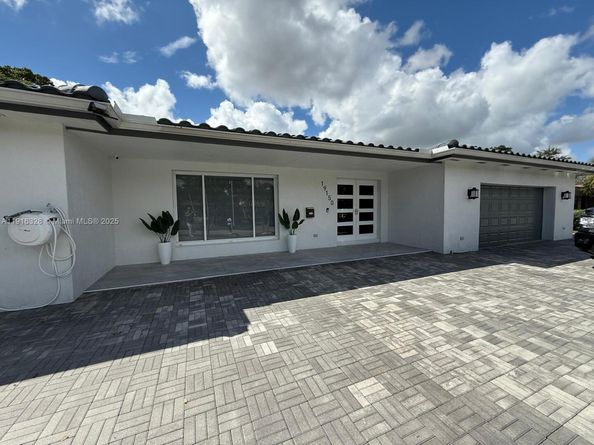19150 S Saint Andrews Dr, Hialeah FL 33015