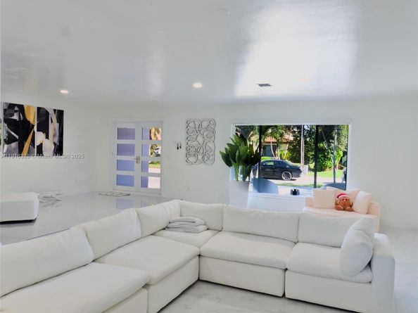 19150 S Saint Andrews Dr, Hialeah FL 33015