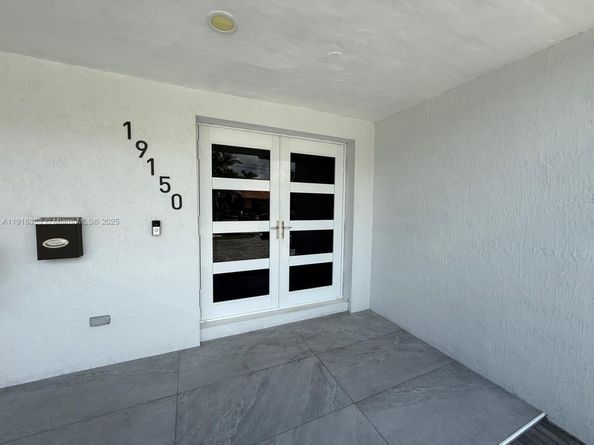 19150 S Saint Andrews Dr, Hialeah FL 33015