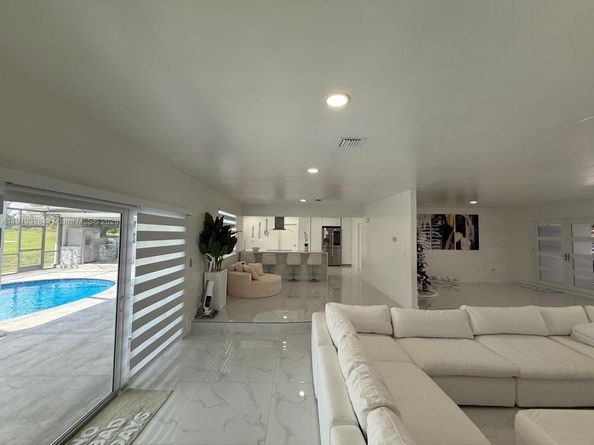 19150 S Saint Andrews Dr, Hialeah FL 33015