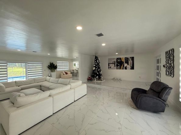 19150 S Saint Andrews Dr, Hialeah FL 33015