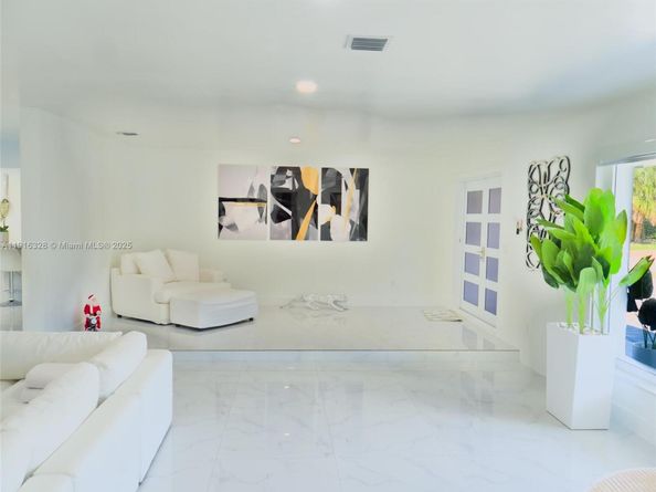 19150 S Saint Andrews Dr, Hialeah FL 33015