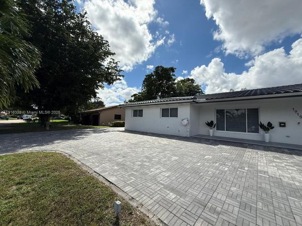 19150 S Saint Andrews Dr, Hialeah FL 33015
