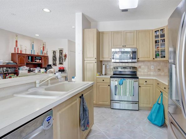1562 NW 157th Ave, Pembroke Pines FL 33028