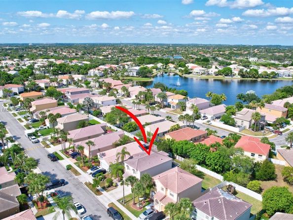 1562 NW 157th Ave, Pembroke Pines FL 33028