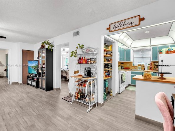 2324 Van Buren St 204, Hollywood FL 33020
