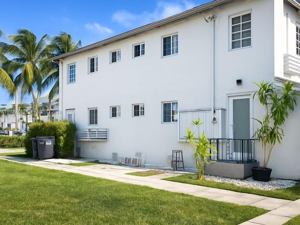 7124 Bay Dr, Miami Beach FL 33141