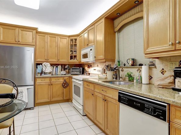 481 Ives Dairy Rd 1054, Miami FL 33179